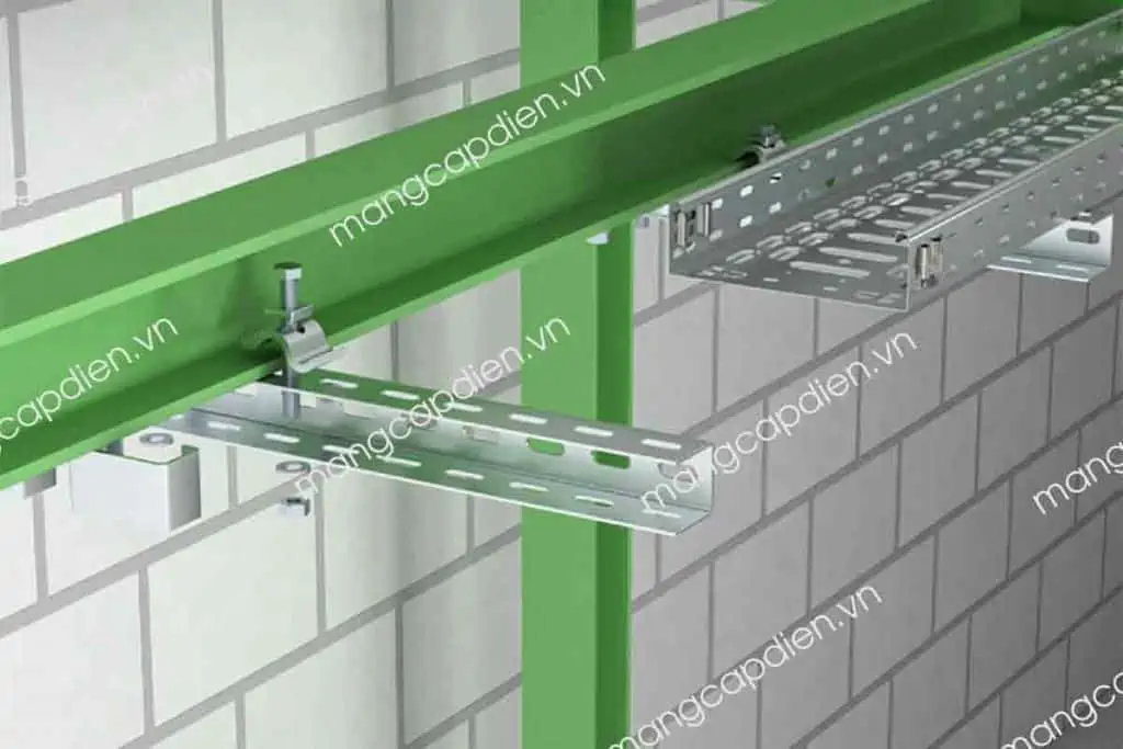 Một hệ thống thang máng cáp ngang được gắn trên đầm thép