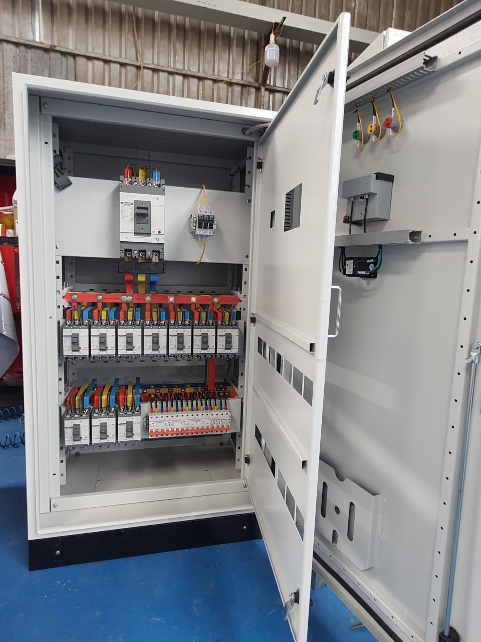 Tủ điện phân phối DB có 2 lớp cửa để đảm bảo an toàn tuyệt đối