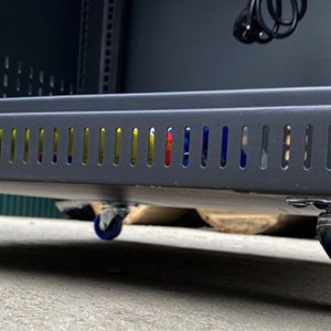 Tủ rack 9U-D500 được gắn thêm bánh xe giúp dễ dàng di chuyển