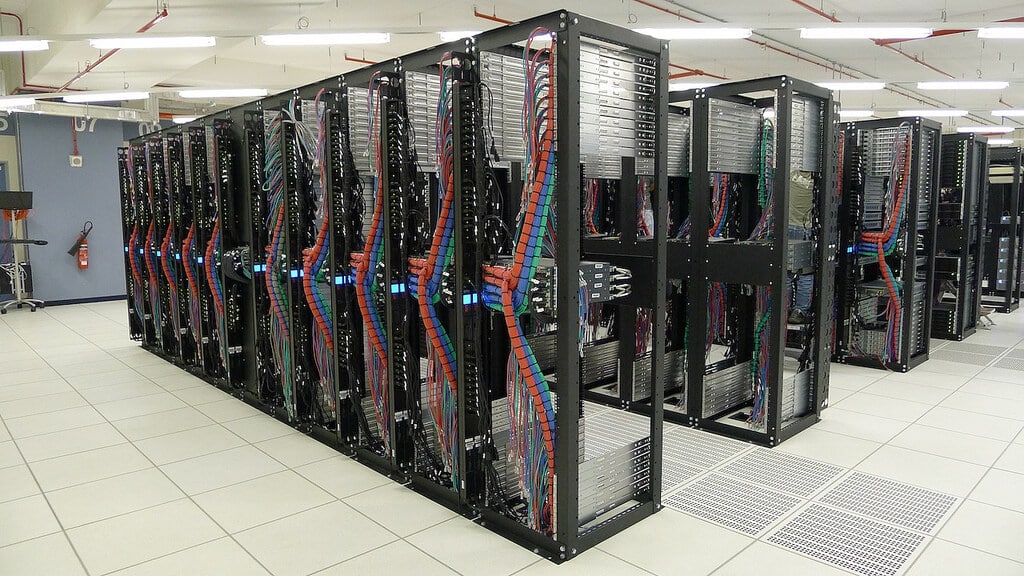 Hệ thống tủ rack trong trung tâm dữ liệu
