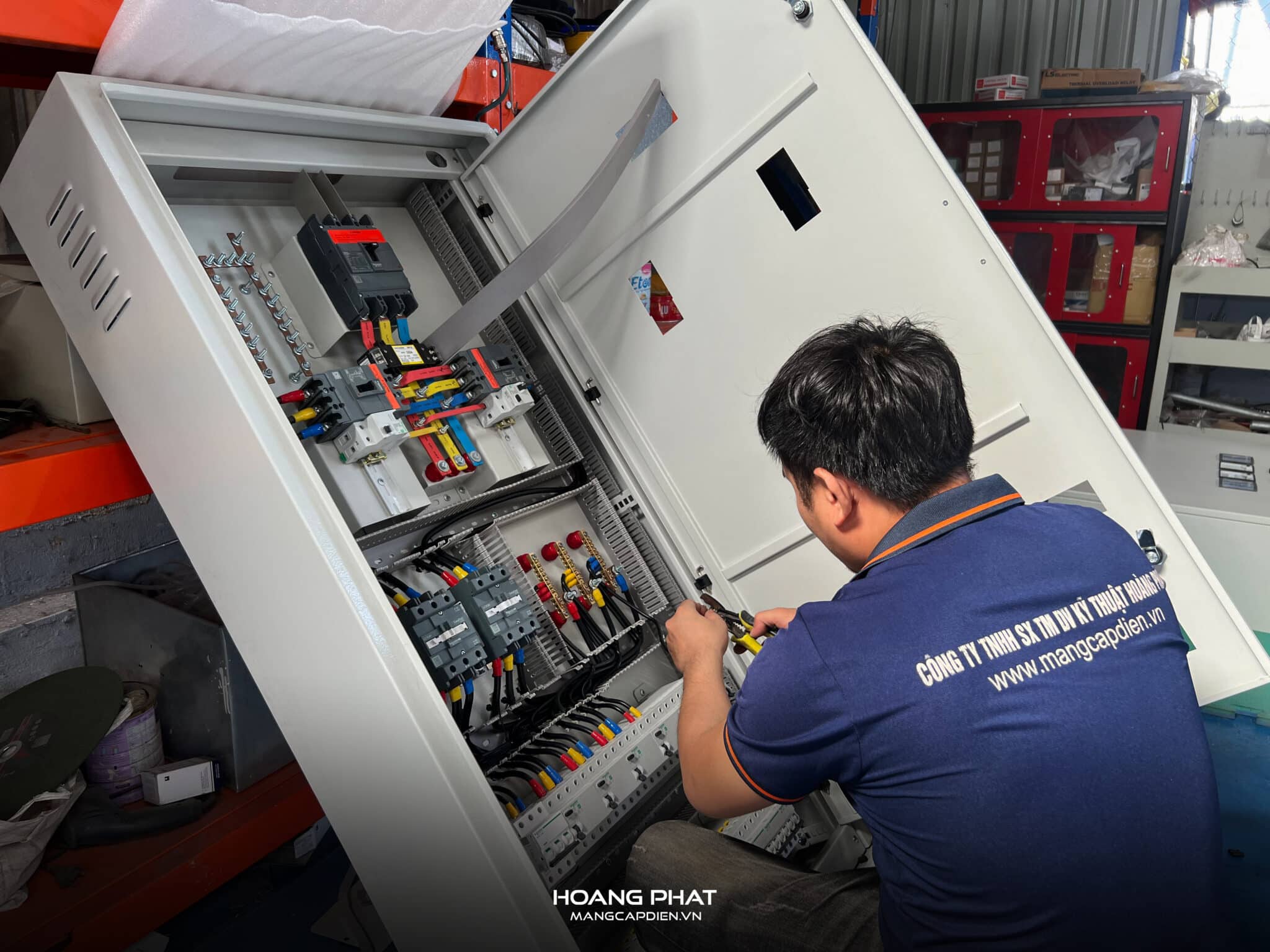 Tủ điện công nghiệp Hoàng Phát luôn tuân thủ các tiêu chuẩn lắp đặt theo quy định