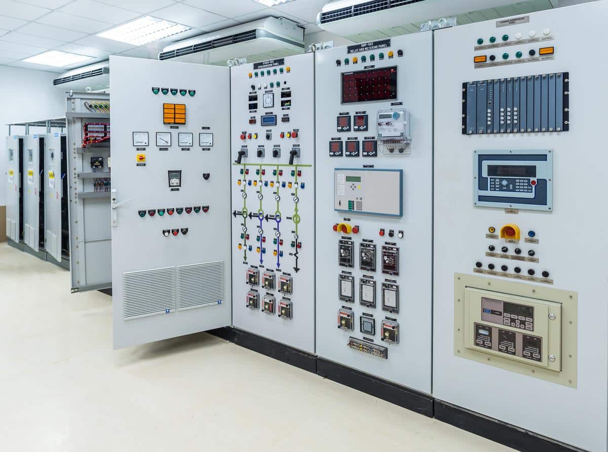 Thiết kế tủ điện công nghiệp là một quá trình phức tạp đòi hỏi sự hiểu biết sâu sắc về kỹ thuật, an toàn và thẩm mỹ. 