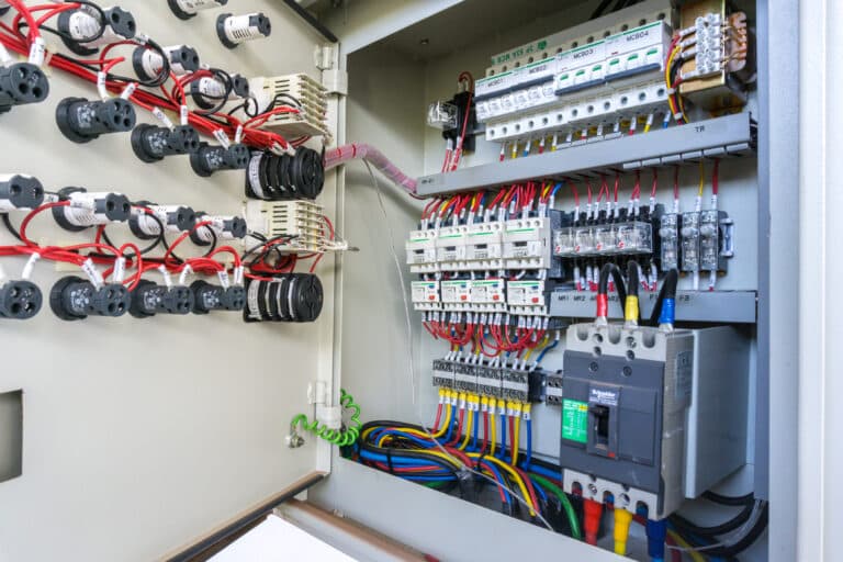 Tủ điện công nghiệp 3 pha cung cấp và quản lý nguồn điện hiệu quả