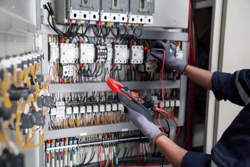 Cách đi dây điện công nghiệp an toàn và đúng kỹ thuật 7 Đi dây điện công nghiệp trong tủ điện phân phối