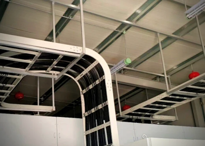 Cách đi dây điện công nghiệp an toàn và đúng kỹ thuật 8 Lắp đặt thang máng cáp trong quy trình đi dây điện công nghiệp